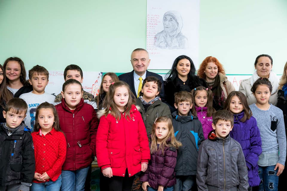 Ilir Meta vizitoi shkollën shqipe me 15 nxënës në Medvegjë