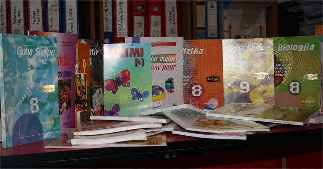 Nxënësit e shkollave fillore shqipe në Luginë do të kenë 42 tekste shkollore