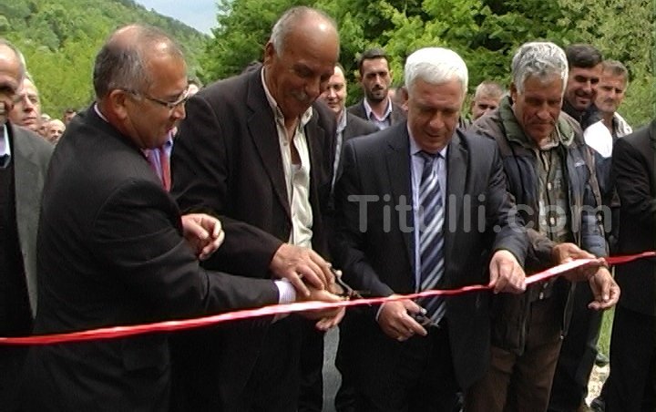 Përurohet rruga në Mal Tërnoc, Arifi prenë shiritin (Foto)