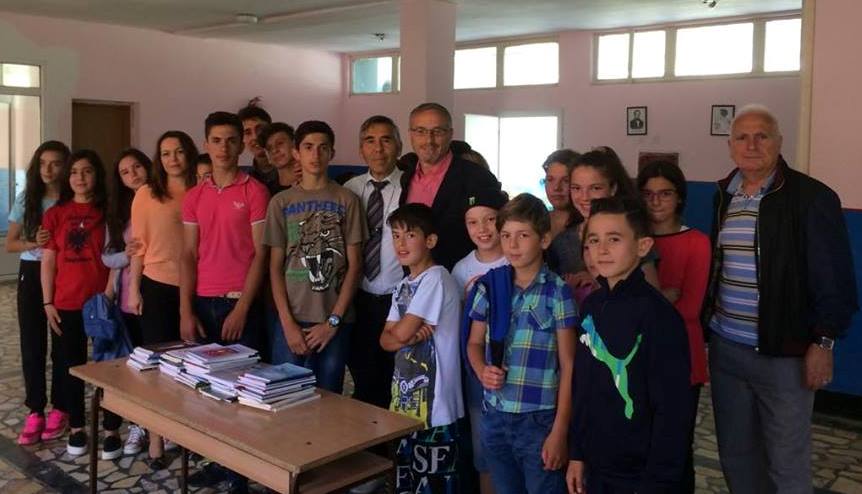 Shkrimtari nga Presheva dhuron 70 tituj librash shkollës "Migjeni" në fshatin Caravajkë