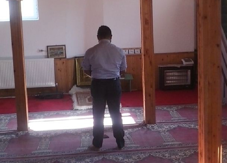 Ambasadori takon kryetarin e Medvegjës, falë namazin në xhaminë e Sjarinës (foto)