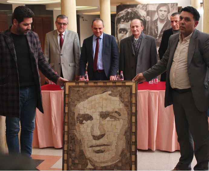 Artisti Nagip Tashi nga Bujanoci, dhurojë Prizrenit portretin e aktorit Bekim Fehmiu