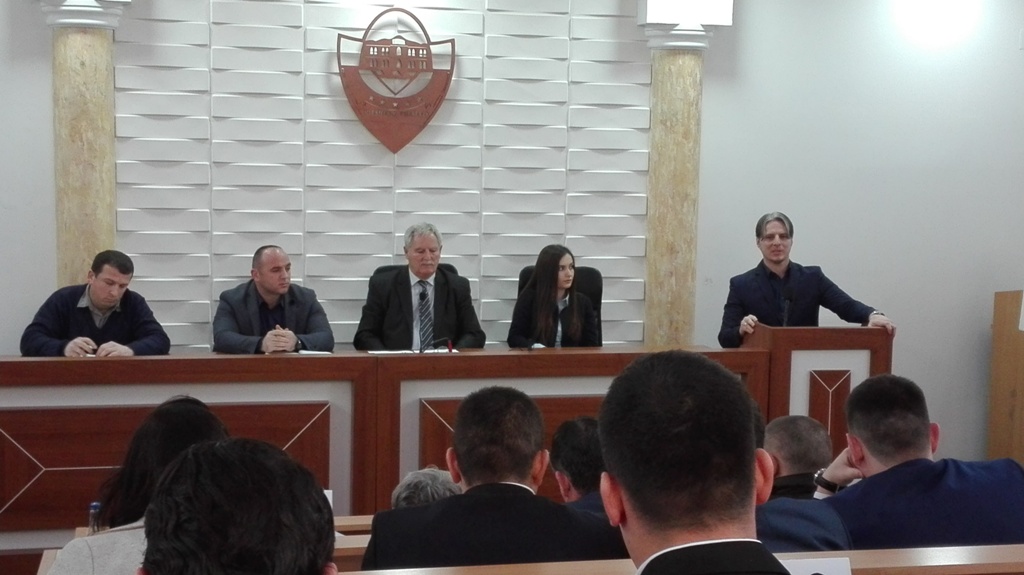 Ndërpritet seanca e kuvendit komunal të Preshevës, përplasen  Arifi dhe Destani (video)