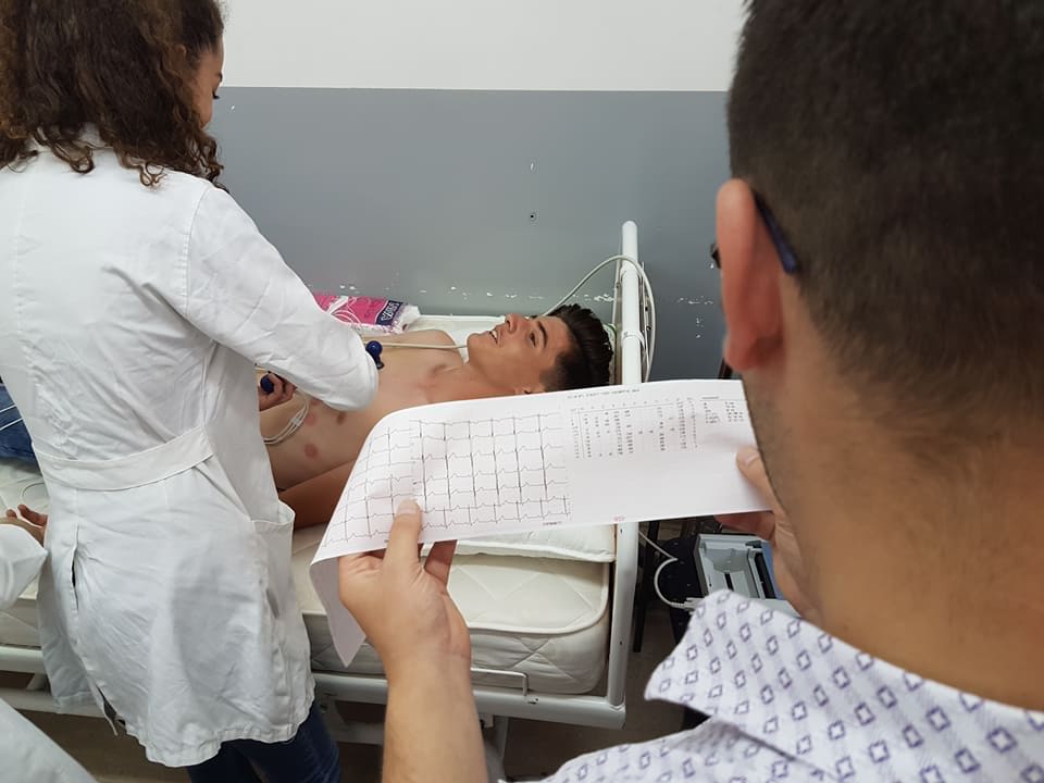 Shkolla e mjekësisë në Preshevë pranon donacion aparatin EKG (foto)