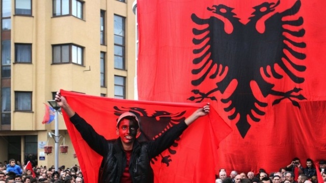 Shqiptarët e Luginës i çregjistron Serbia e nuk i pranon as Kosova?