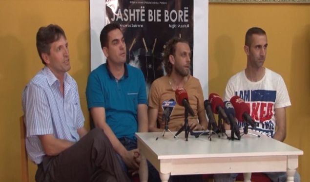 Artistët nga Presheva shfaqën në Tiranë komedinë "Jashtë bie borë"