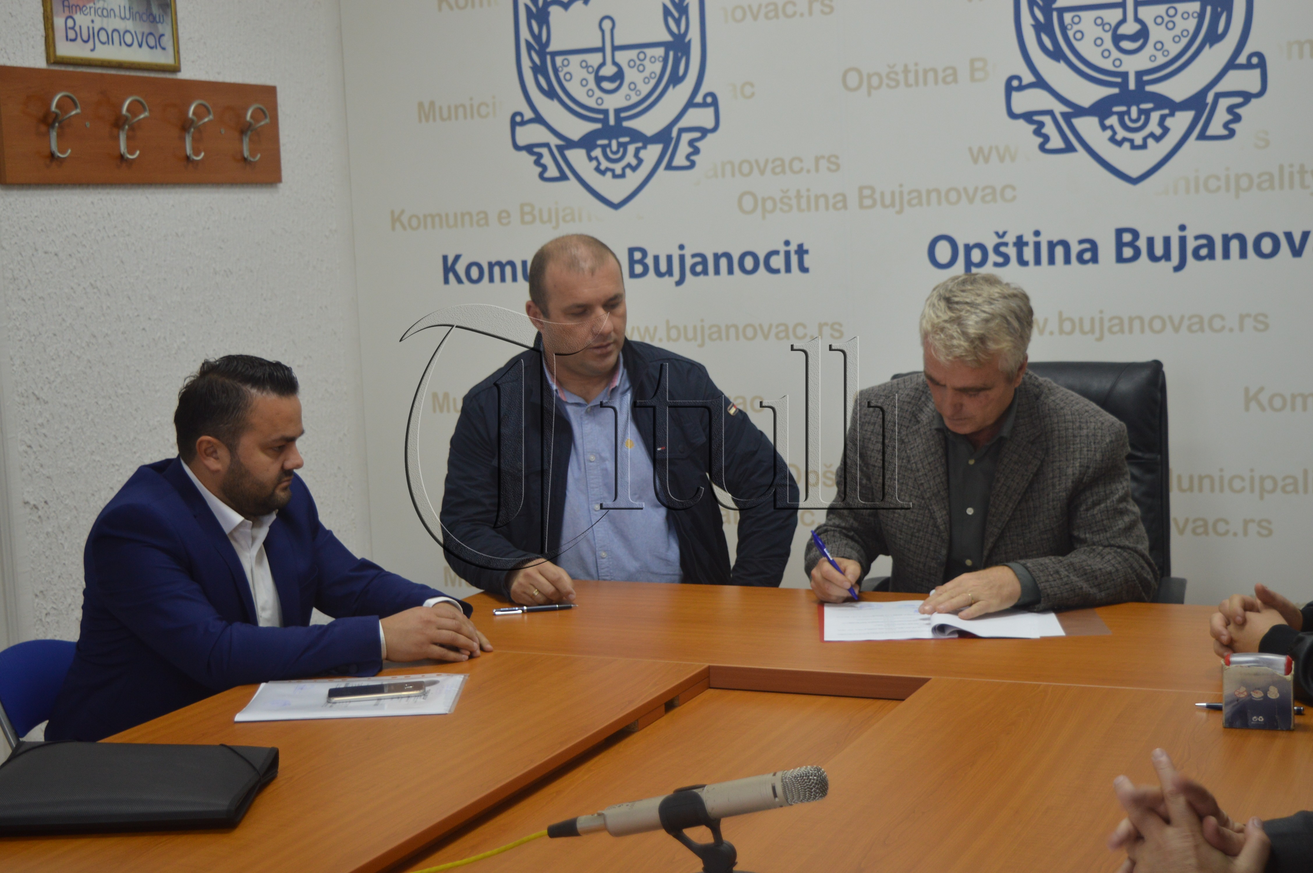 Nënshkruhet kontrata e rrugës Muhoc-Breznicë në vlerë afro 2 milion dinarë (VIDEO) 
