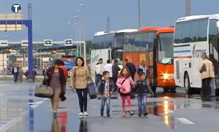 Qindra shqiptarë nga Kumanova ikin drejt Luginës së Preshevës (Video)