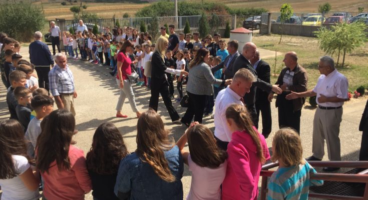 Stankoviq shpërndan çanta shkollore në Nesalcë dhe Levosojë të Bujanocit