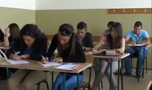 Maturantët i nënshtrohen provimeve (video)
