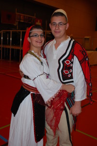 Marigona dhe vëllau i saj Samiri me veshje kombëtare në mes të Zvicrës