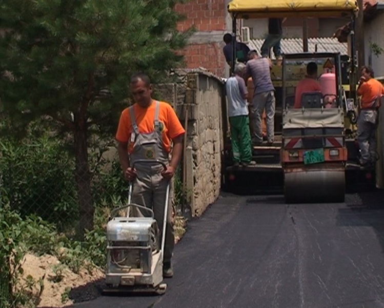 Bujanoci vazhdon të kompletojë infrastrukturën rrugore