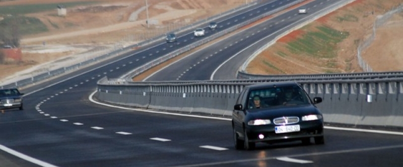 ​Thaçi se heq prej goje autostradën Prishtinë – Bujanoc, e premton edhe njëherë