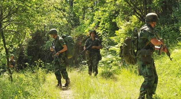 Ushtria serbe i drejton pushkën profesorëve tërnocas