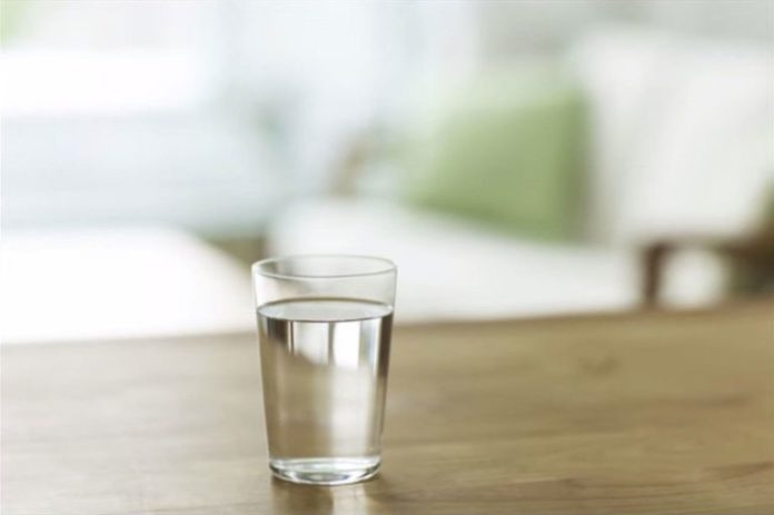 Pse duhet të pini ujë të ngrohtë çdo mëngjes?